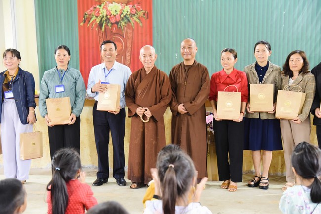 Ban Từ thiện: Tặng quà Trung Thu cho các em học sinh ở Đắk Som, Đăk Nông